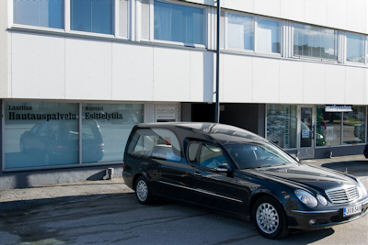 Laurilan Hautauspalvelun hautausauto ja toimisto